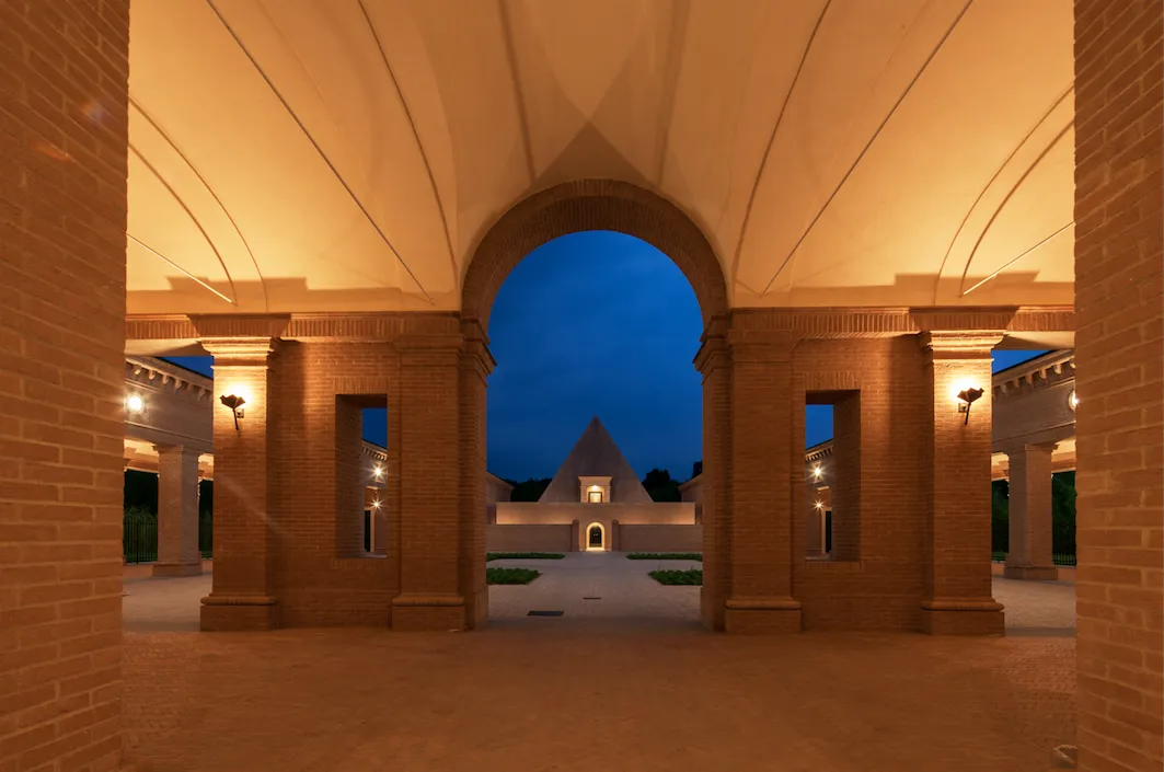 Corte e piramide dal portico