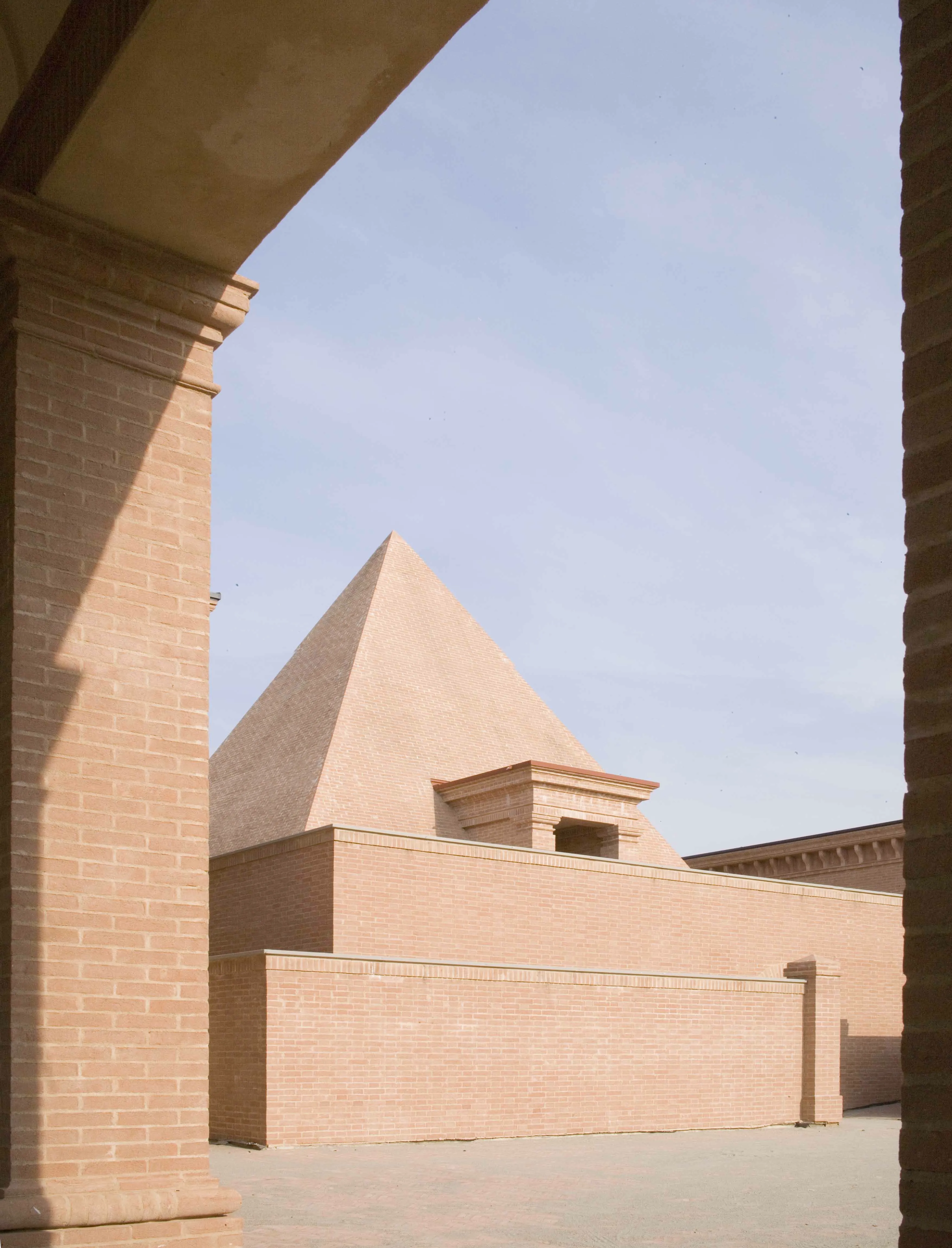 Piramide dal portico delle Suites