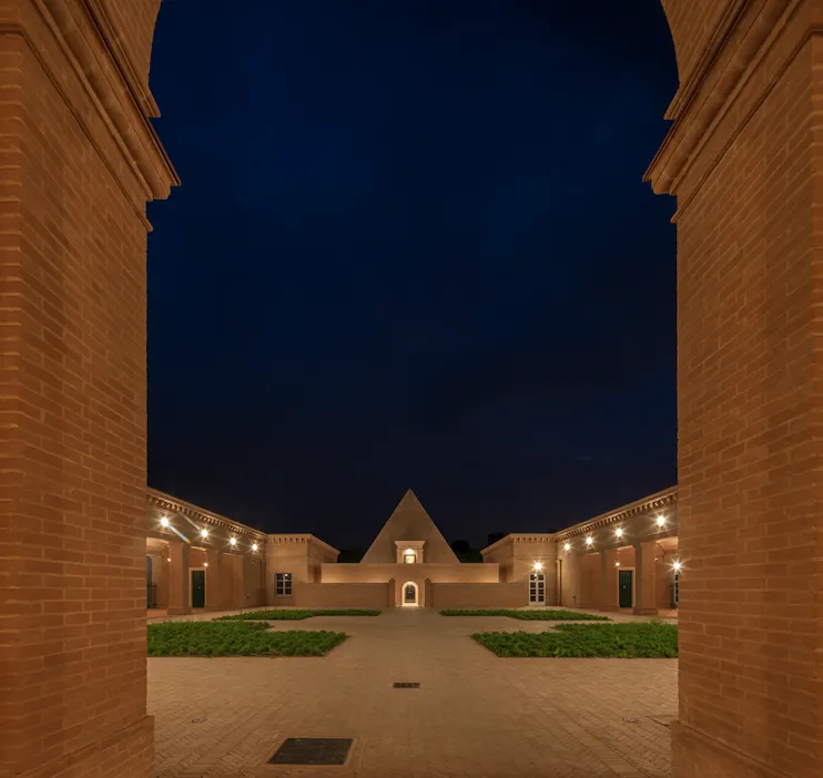 Piramide di notte — Labirinto della Masone